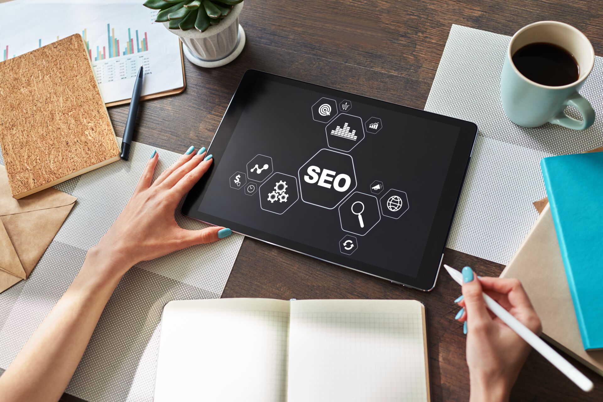 Grafik mit Laptop und SEO