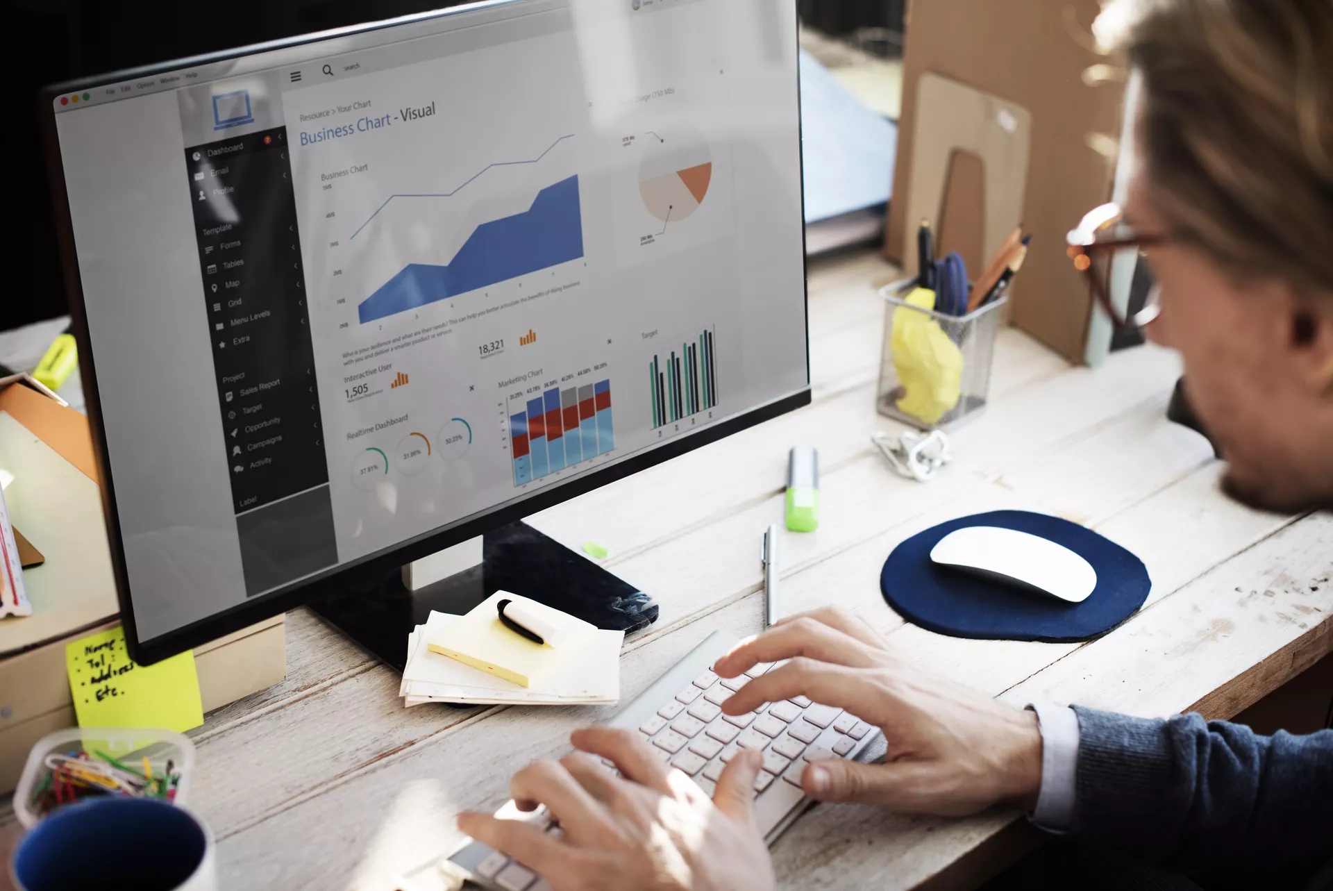 Ein SEO Profi arbeitet am PC und wertet eine SEO-Analyse aus